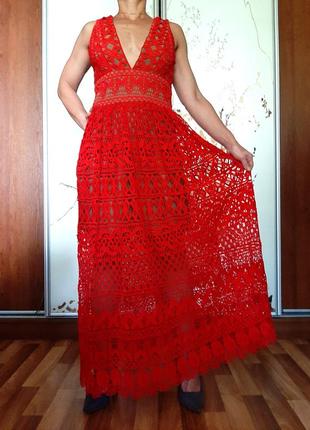 Яскраво-червоне вечірнє плаття з щільного мережива від ivivi