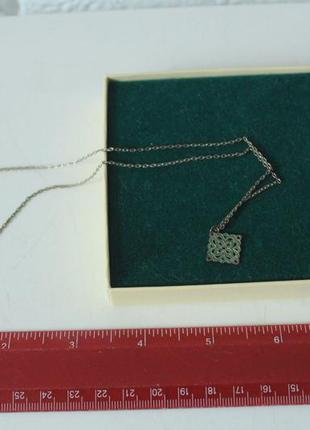 Гарненький кулончик з цепочкою.