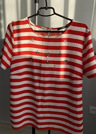 Яскрава футболка