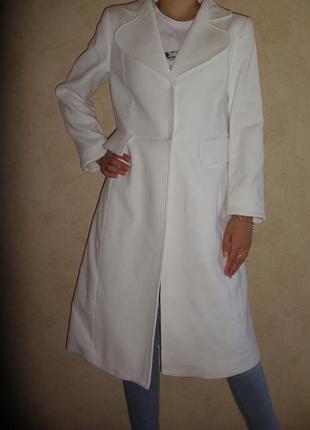 Біле пальто zara для особливих випадків