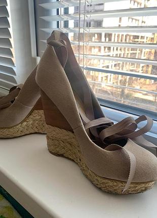 Брендові стильні босоніжки на танкетці