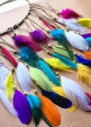Яркая разноцветная повяза с перьями в стиле хиппи