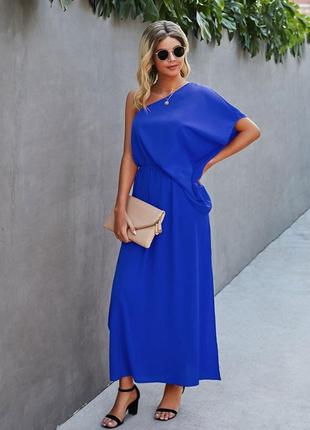 Платье с одним рукавом и разрезами по бокам