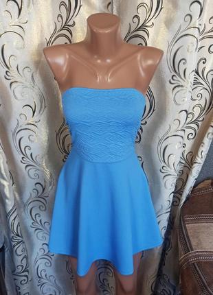 Симпатичное платье из фактурной ткани с интересной спинкой