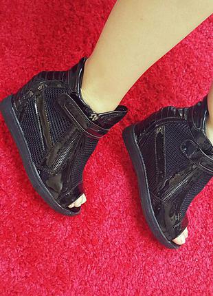 Класні снікерси з відкритим носиком!