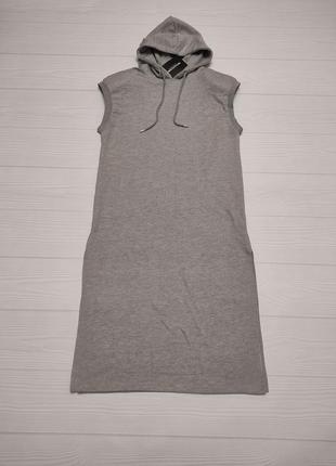 Прямое платье безрукавка с капюшоном и разрезами по бокам