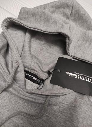 Прямое платье безрукавка с капюшоном и разрезами по бокам