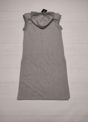 Прямое платье безрукавка с капюшоном и разрезами по бокам