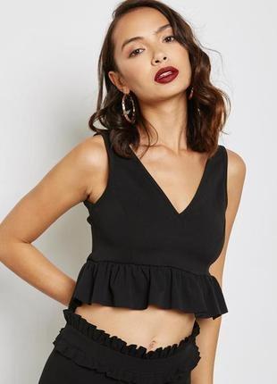 Топ с баской и глубоким декольте