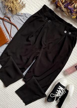 Плотные классические зауженные брюки с высокой талией чёрного цвета1 фото