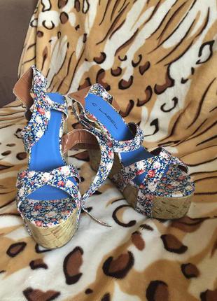 #розвантажуюсь красиві, яскраві босоніжки c label