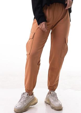 Жіночі спортивні джоггеры карамельні з накладними кишенями4 фото