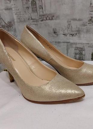 Світлі беж туфлі на високій шпильці з блестком