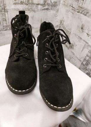 Черные короткие ботинки под замш, на замке и шнурках2 фото