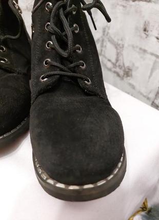 Черные короткие ботинки под замш, на замке и шнурках3 фото