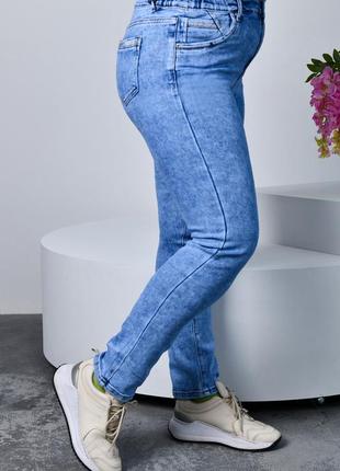 Голубые весенние женские джинсы батальные4 фото