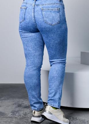 Голубые весенние женские джинсы батальные3 фото