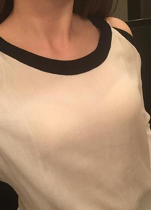 Блуза з вирізами