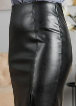 Молодежная кожаная черная юбка-каранждаш  из эко-кожа с рахрезом 42-543 фото