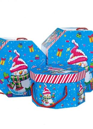 Коробка новогодняя восьмигранная с ручками "снеговик с подарками" (3 размера)