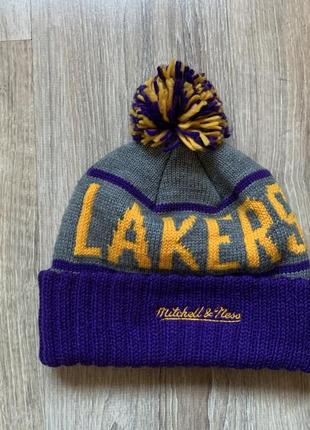 Оригінальна чоловіча колекційна тепла шапка з помпоном mitchell & ness los angeles lakers9 фото