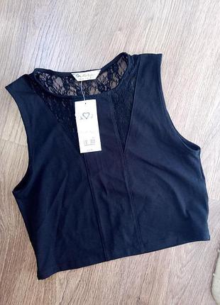 Красивый черный топ с кружевом