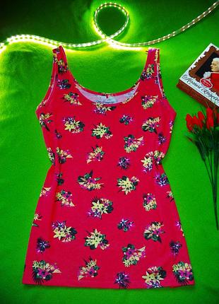 Яскрава майка в квітковий принт до літа. великий розмір