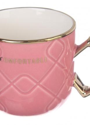 Розовая чашка с золотом comfortable 210 мл., розовая кружка с квадратной тарелкой и ложкой из керамики3 фото
