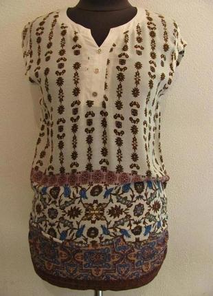 Блуза летняя удлиненная с орнаментом по бокам присобрана хорошо под джинсы или брюки