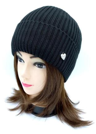 Женская черная шапка с сердцем вязаная caskona , круглая шапка черная на осень/зиму из вискозы 54-56 размер