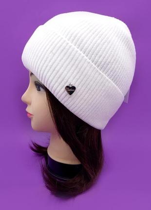 Женская шапка белая плюшевая на осень/зиму бархатная, вязаная белая шапка с сердцем из бархата 54-56 размер2 фото