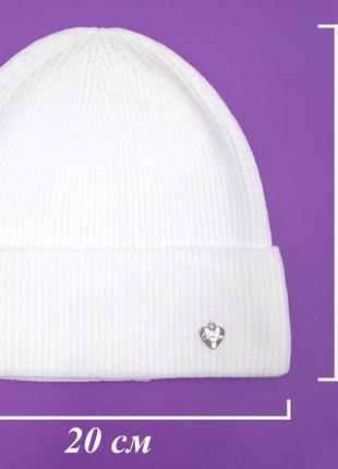 Женская шапка белая плюшевая на осень/зиму бархатная, вязаная белая шапка с сердцем из бархата 54-56 размер5 фото