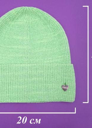 Женская зеленая шапка плюшевая бархатная на осень/зиму, вязаная салатовая шапка с сердцем из бархата 54-56 р.5 фото