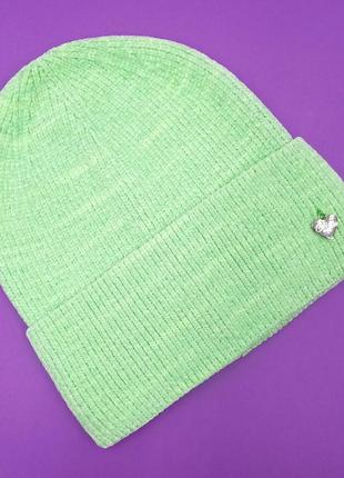Женская зеленая шапка плюшевая бархатная на осень/зиму, вязаная салатовая шапка с сердцем из бархата 54-56 р.3 фото