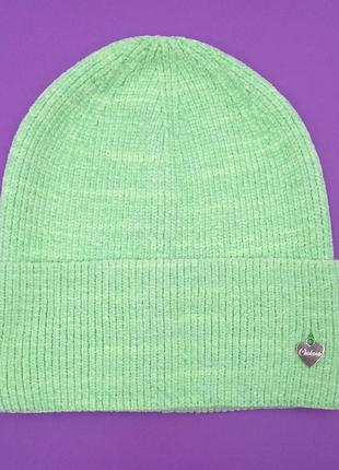 Женская зеленая шапка плюшевая бархатная на осень/зиму, вязаная салатовая шапка с сердцем из бархата 54-56 р.4 фото