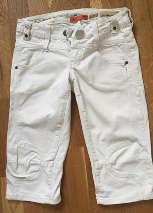 Фірмові білі джинсові бріджи бриджи джинсы