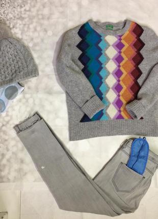 Джемпер шерстяной  с геометричным ярким принтом.