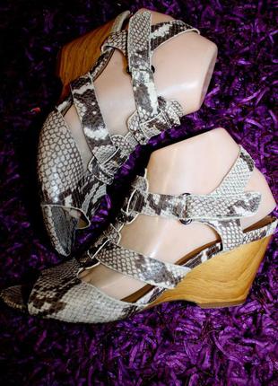 39-40 розм. фірмові босоніжки clarks. шкіра3 фото