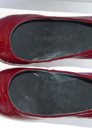 Туфли- лодочки с лакированной кожи, под рептилию, вишневого цвета5 фото