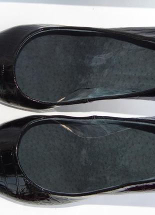 Туфлі - човники з лакованої шкіри, під рептилію, чорного кольору3 фото