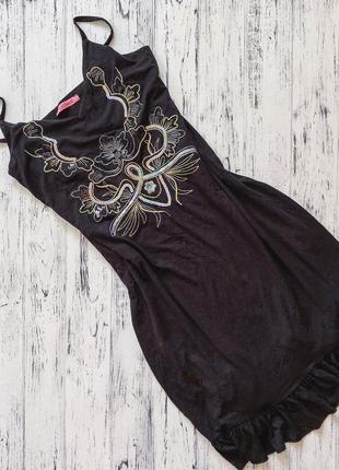 Легкое облегающее платье с вышивкой