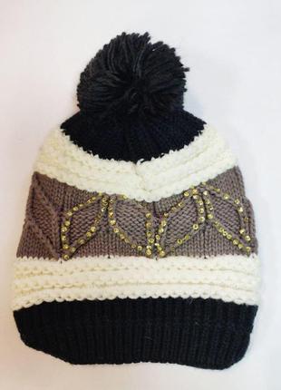 Жіноча кепка в'язана шапка біні з козирком чорно-біла3 фото