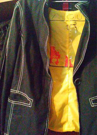 Піджак з жовтою подкладой