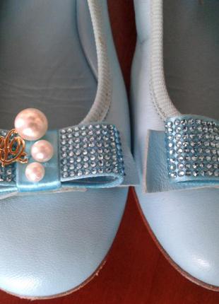 Blumarine vero cuoioиталия нежно голубые нарядные туфли со стразами 30р(19см)