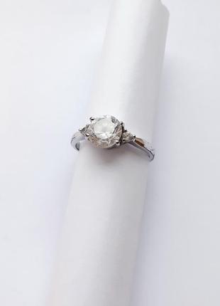 Кольцо серебряного цвета с камнем1 фото