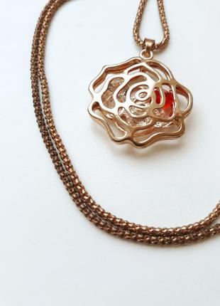 Кулон золотая роза на длинной цепочке с кристаллами3 фото
