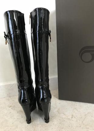 Лакированные сапожки на танкетке