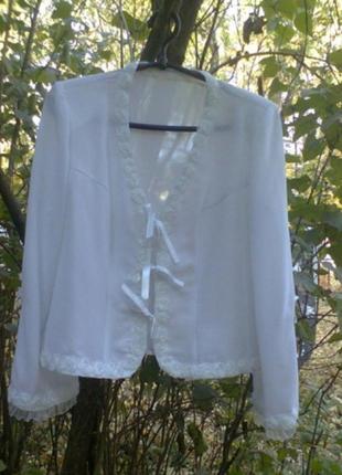 Белая оригинальная блузка на завязочках1 фото