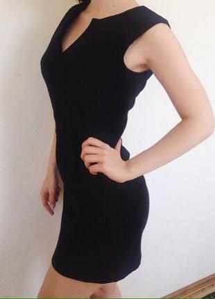 Элегантное классическое черное платье с вырезом1 фото