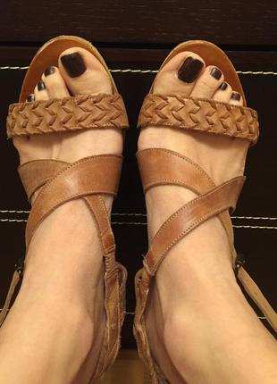 Босоніжки шкіра на танкетці